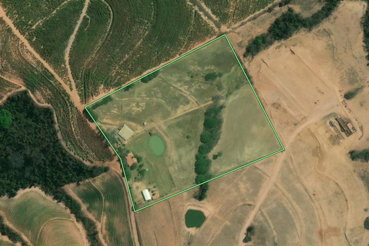 Imagem de satélite do imóvel rural em Charqueada (SP), com o contorno declarado no CAR desenhado por cima.