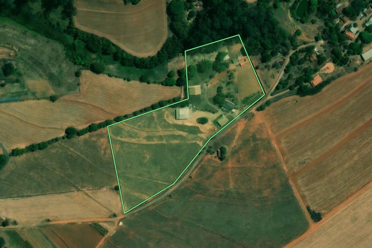 Imagem de satélite do imóvel rural em Charqueada (SP), com o contorno declarado no CAR desenhado por cima.