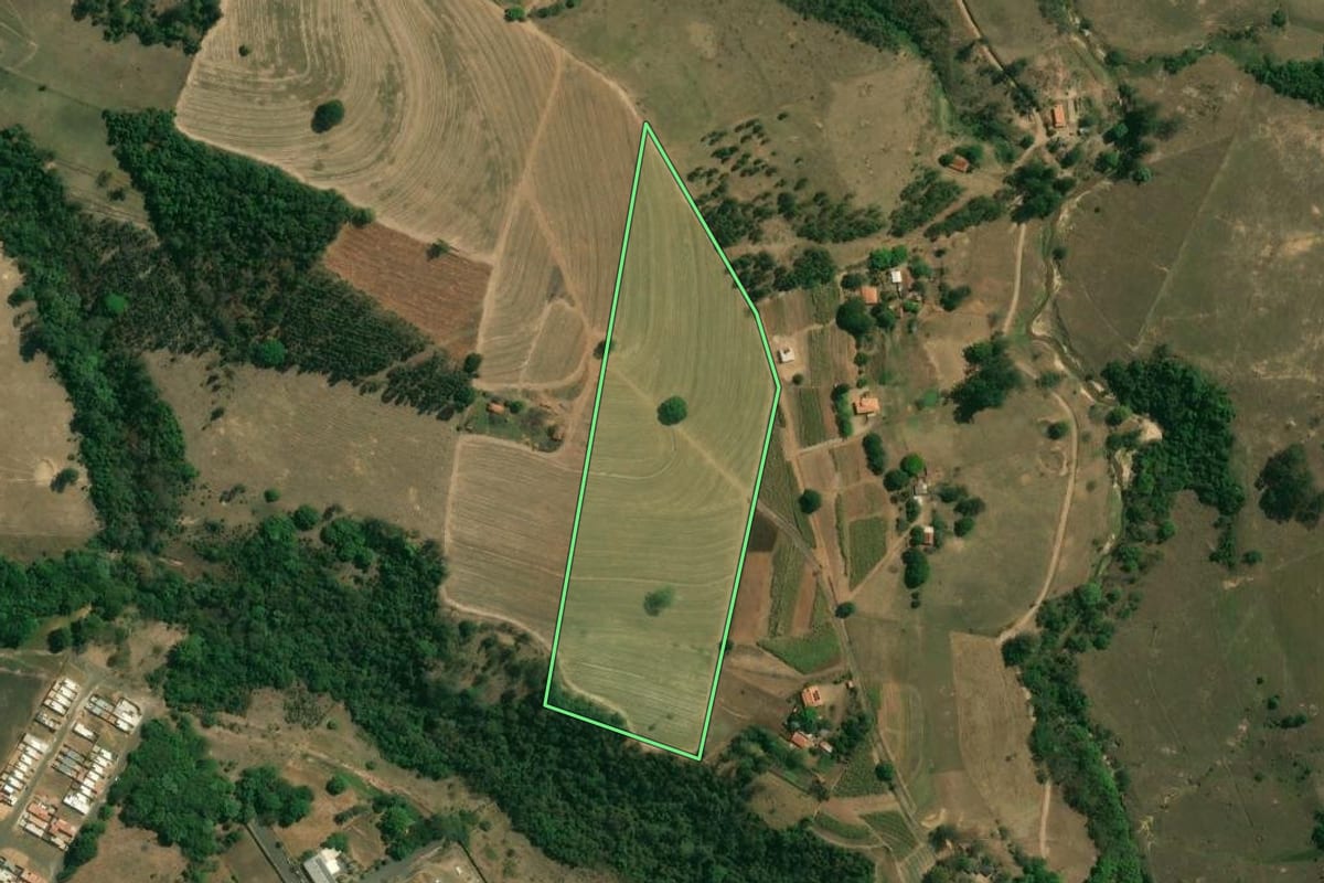 Imagem de satélite do imóvel rural em Charqueada (SP), com o contorno declarado no CAR desenhado por cima.