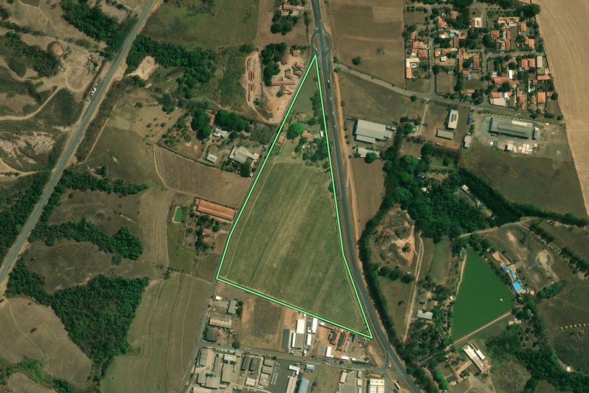 Imagem de satélite do imóvel rural em Charqueada (SP), com o contorno declarado no CAR desenhado por cima.