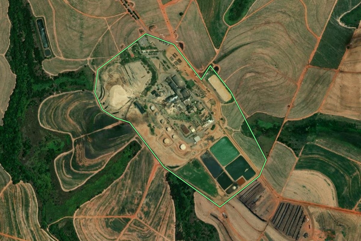 Imagem de satélite do imóvel rural em Clementina (SP), com o contorno declarado no CAR desenhado por cima.