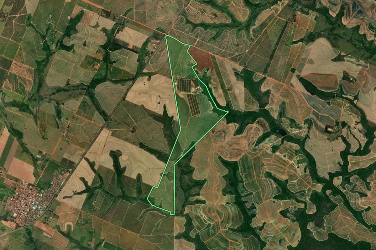 Imagem de satélite do imóvel rural em Clementina (SP), com o contorno declarado no CAR desenhado por cima.