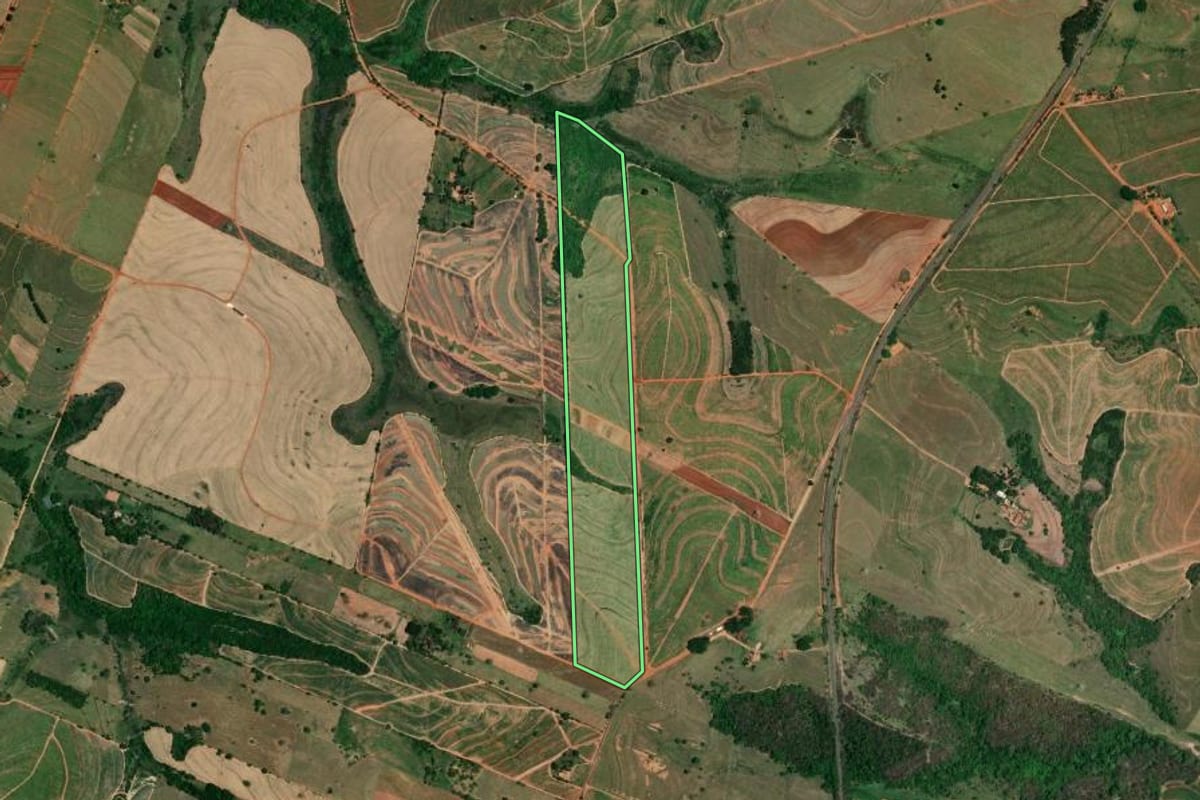 Imagem de satélite do imóvel rural em Clementina (SP), com o contorno declarado no CAR desenhado por cima.