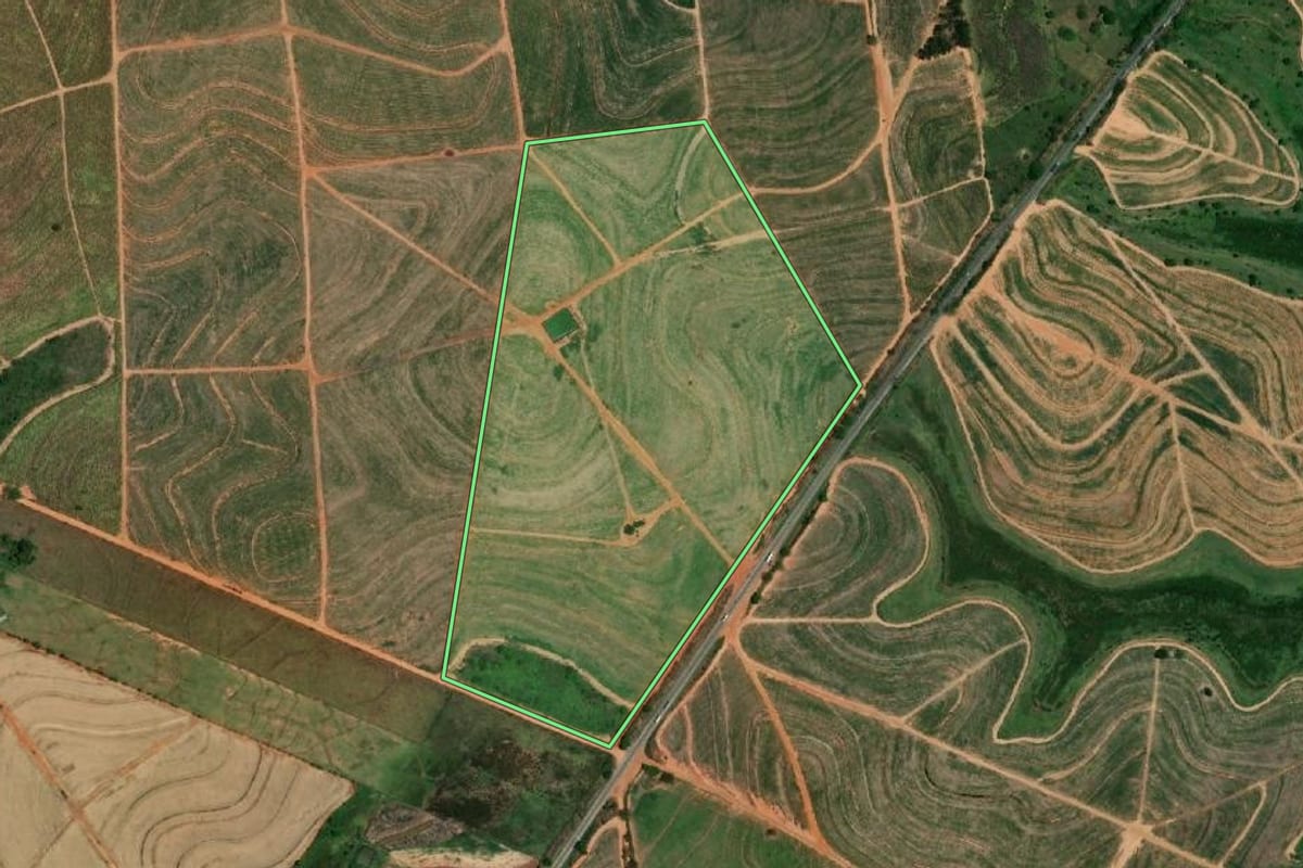 Imagem de satélite do imóvel rural em Clementina (SP), com o contorno declarado no CAR desenhado por cima.