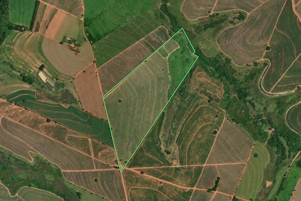 Imagem de satélite do imóvel rural em Clementina (SP), com o contorno declarado no CAR desenhado por cima.