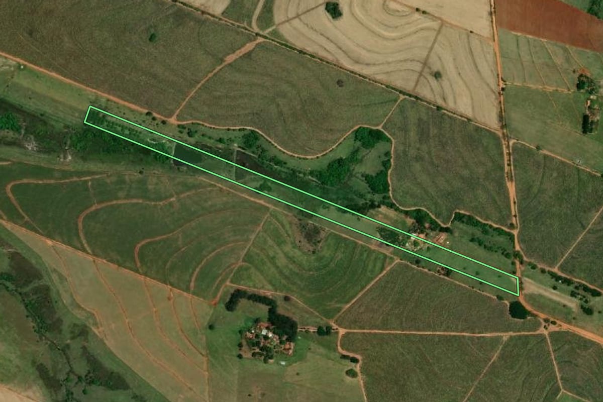 Imagem de satélite do imóvel rural em Clementina (SP), com o contorno declarado no CAR desenhado por cima.