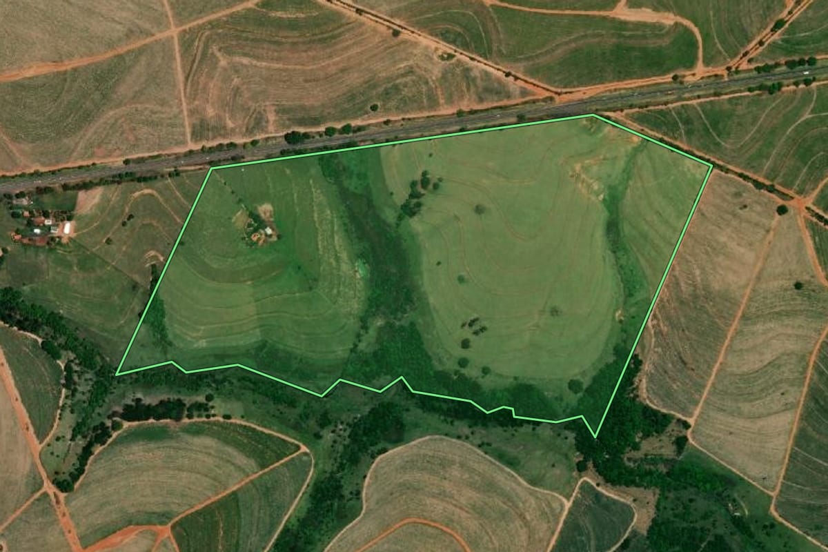 Imagem de satélite do imóvel rural em Clementina (SP), com o contorno declarado no CAR desenhado por cima.