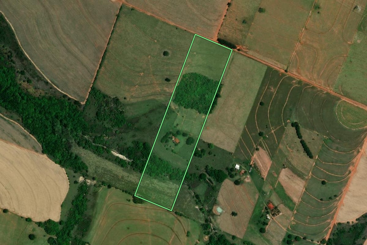 Imagem de satélite do imóvel rural em Clementina (SP), com o contorno declarado no CAR desenhado por cima.