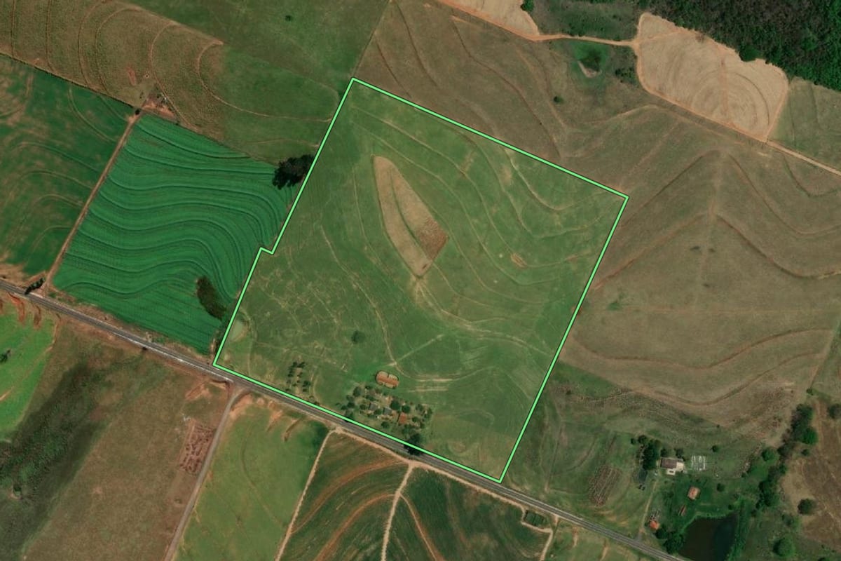 Imagem de satélite do imóvel rural em Clementina (SP), com o contorno declarado no CAR desenhado por cima.