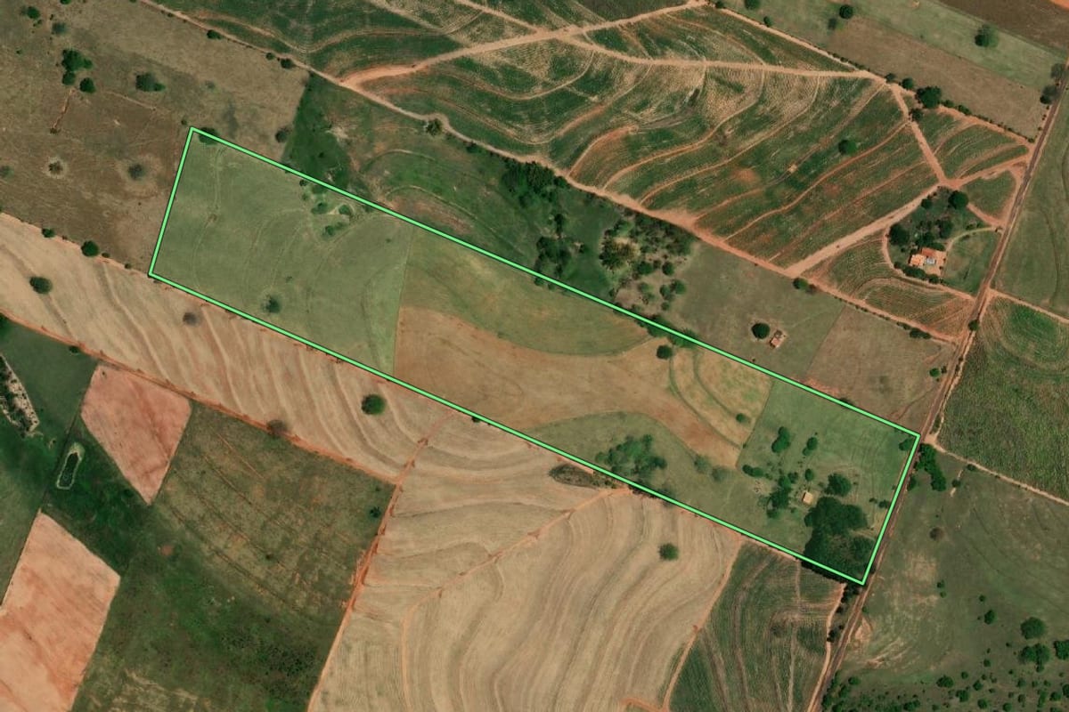 Imagem de satélite do imóvel rural em Clementina (SP), com o contorno declarado no CAR desenhado por cima.