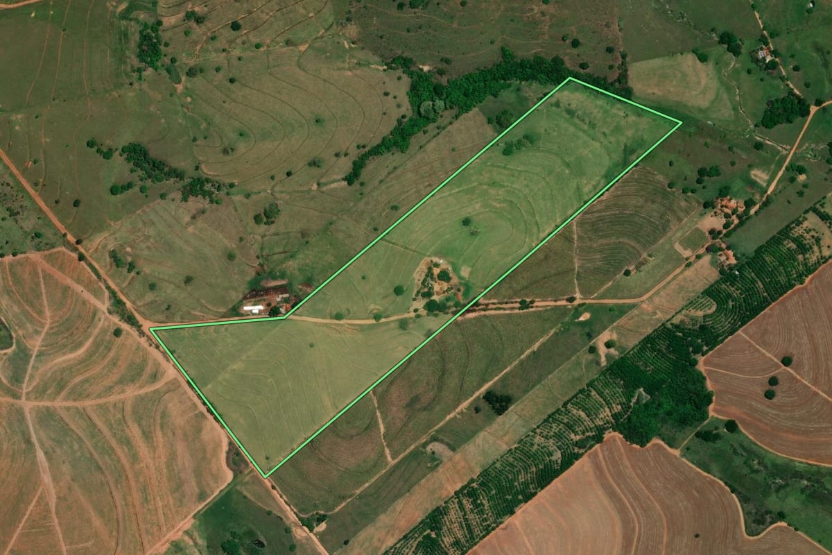 Imagem de satélite do imóvel rural em Clementina (SP), com o contorno declarado no CAR desenhado por cima.