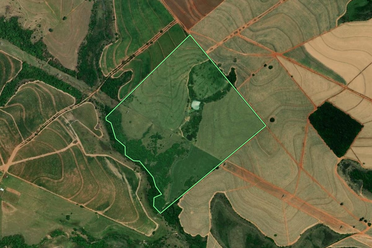 Imagem de satélite do imóvel rural em Clementina (SP), com o contorno declarado no CAR desenhado por cima.