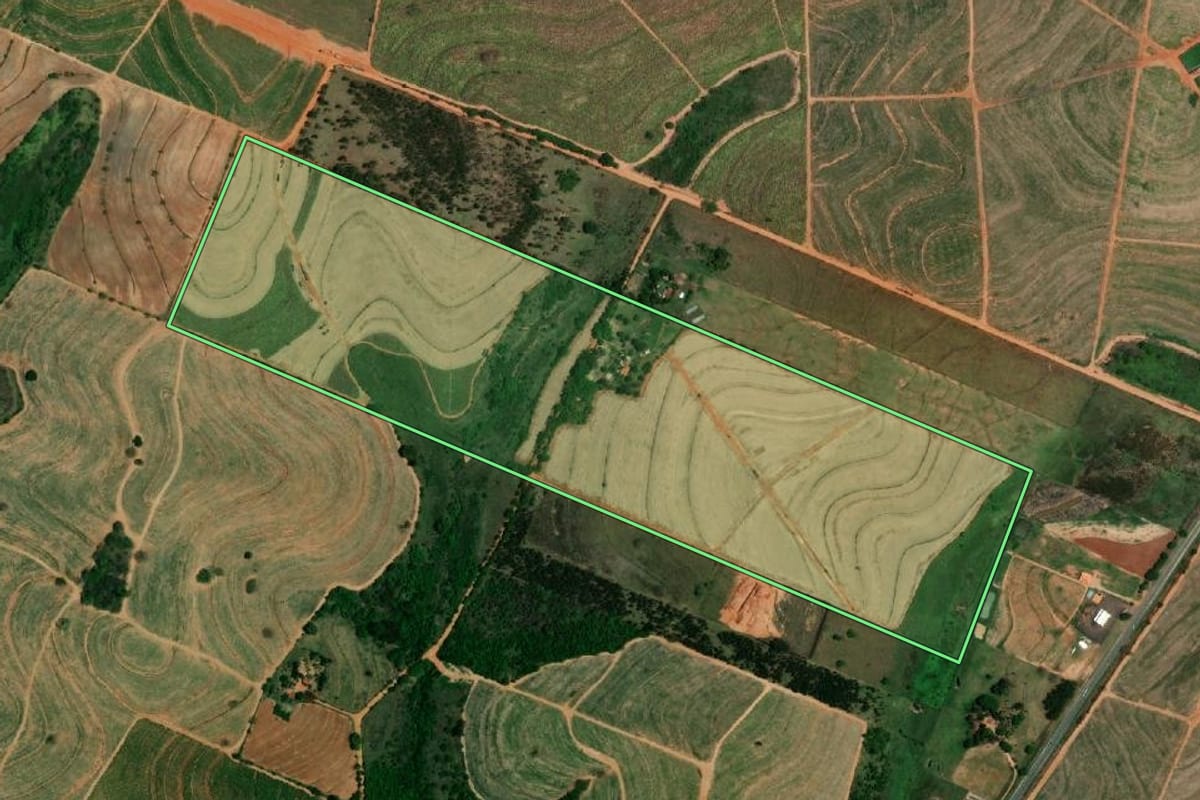 Imagem de satélite do imóvel rural em Clementina (SP), com o contorno declarado no CAR desenhado por cima.