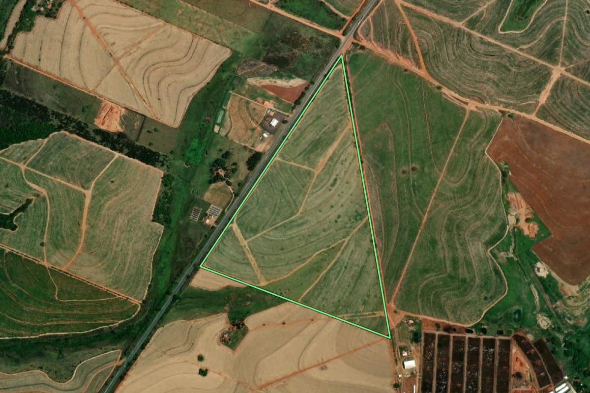 Imagem de satélite do imóvel rural em Clementina (SP), com o contorno declarado no CAR desenhado por cima.