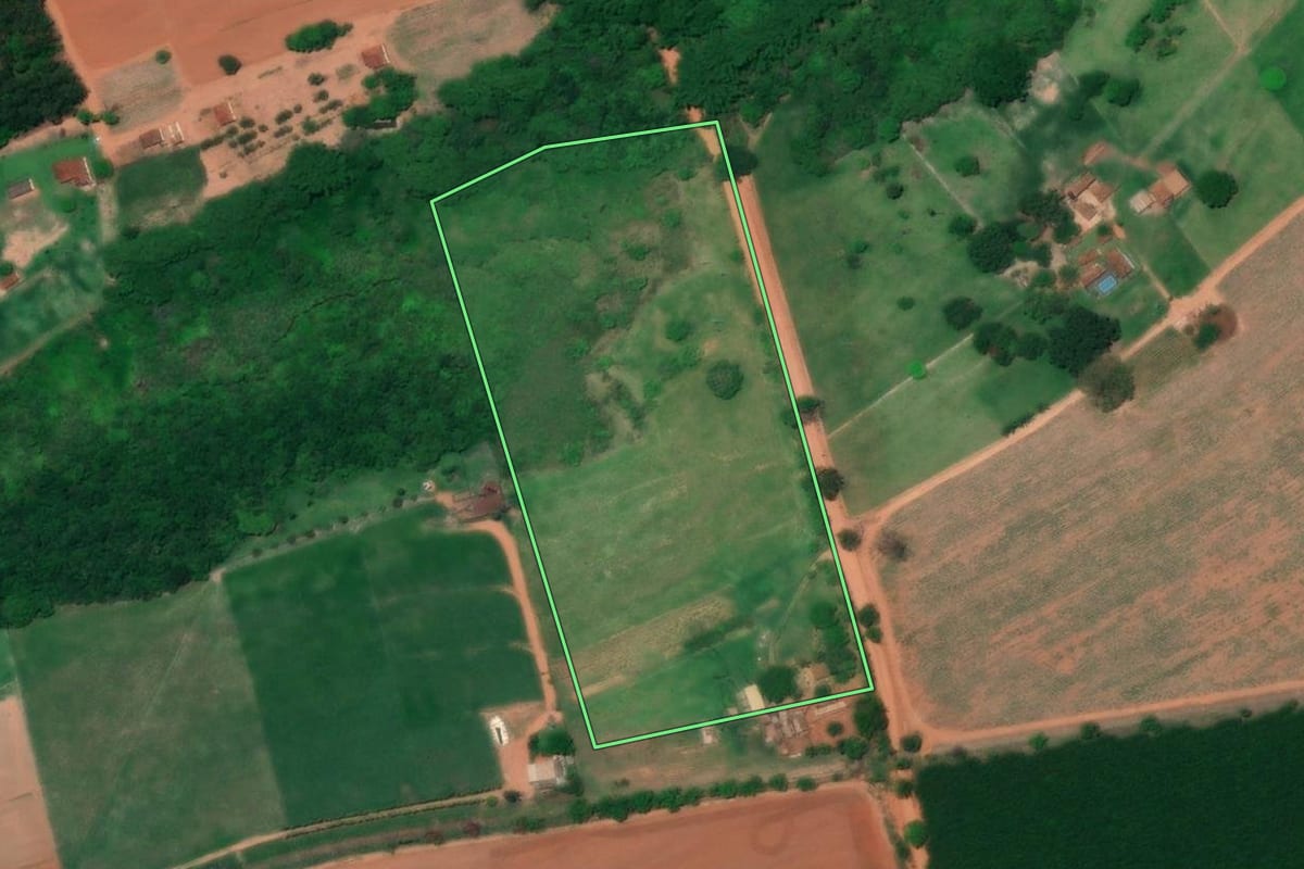 Imagem de satélite do imóvel rural em Colina (SP), com o contorno declarado no CAR desenhado por cima.