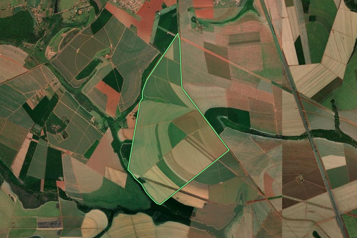 Imagem de satélite do imóvel rural em Colina (SP), com o contorno declarado no CAR desenhado por cima.