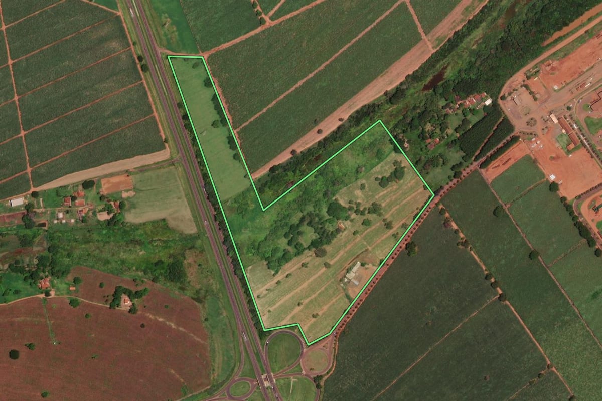 Imagem de satélite do imóvel rural em Colina (SP), com o contorno declarado no CAR desenhado por cima.