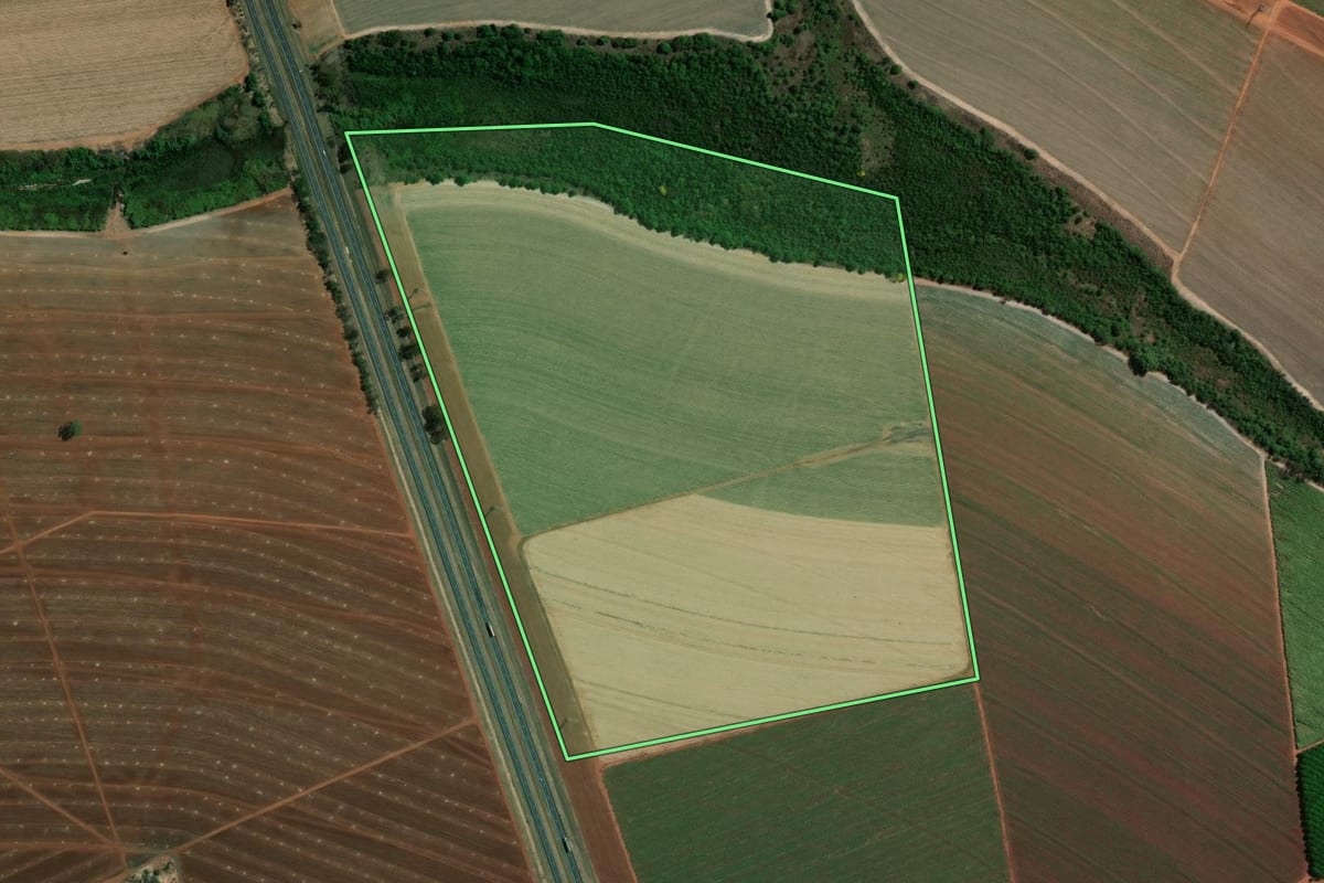 Imagem de satélite do imóvel rural em Colina (SP), com o contorno declarado no CAR desenhado por cima.