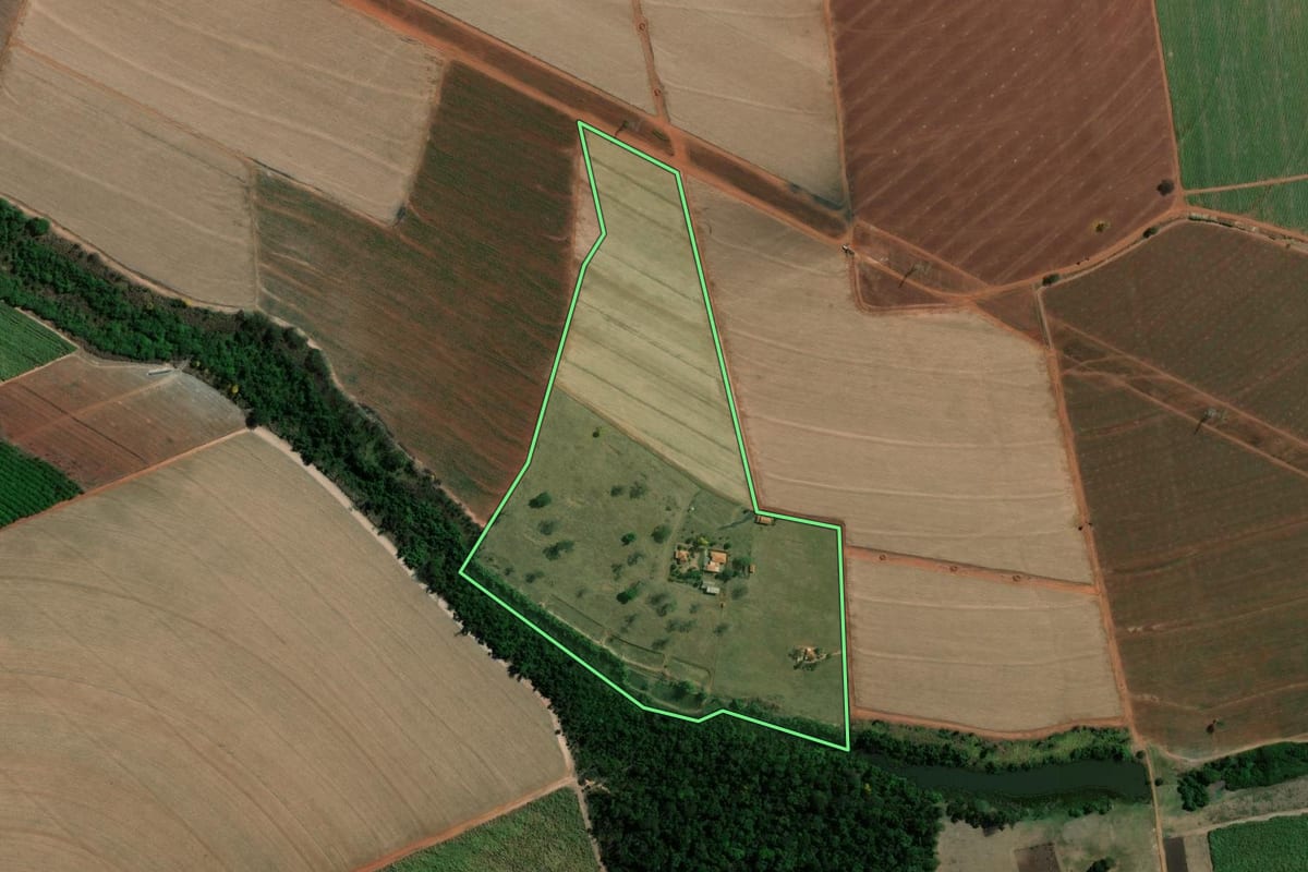 Imagem de satélite do imóvel rural em Colina (SP), com o contorno declarado no CAR desenhado por cima.