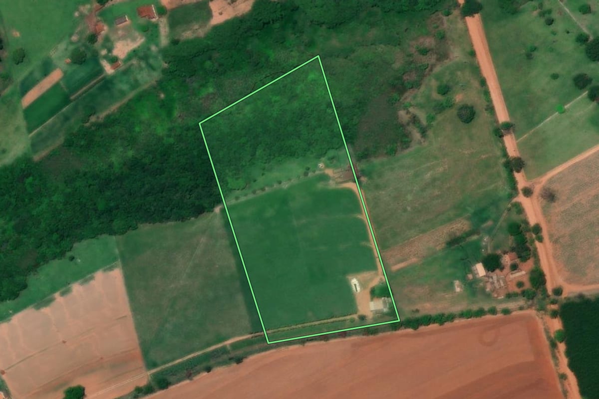 Imagem de satélite do imóvel rural em Colina (SP), com o contorno declarado no CAR desenhado por cima.