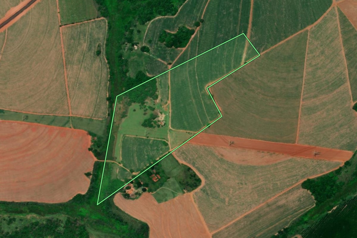 Imagem de satélite do imóvel rural em Colina (SP), com o contorno declarado no CAR desenhado por cima.