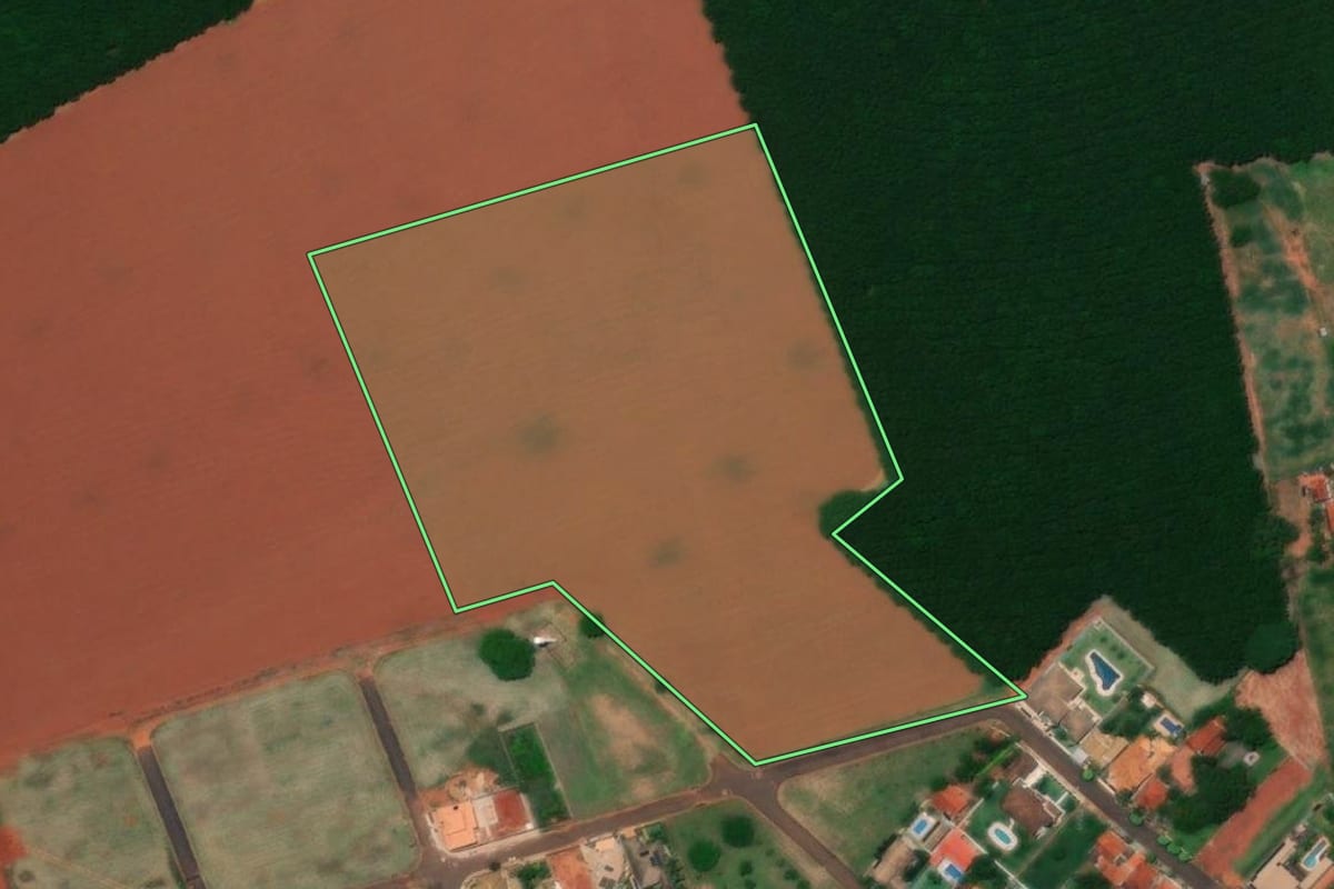 Imagem de satélite do imóvel rural em Colina (SP), com o contorno declarado no CAR desenhado por cima.