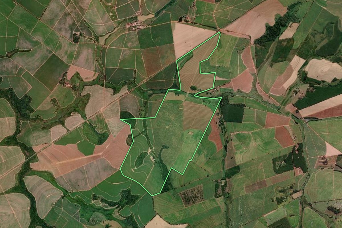 Imagem de satélite do imóvel rural em Colina (SP), com o contorno declarado no CAR desenhado por cima.