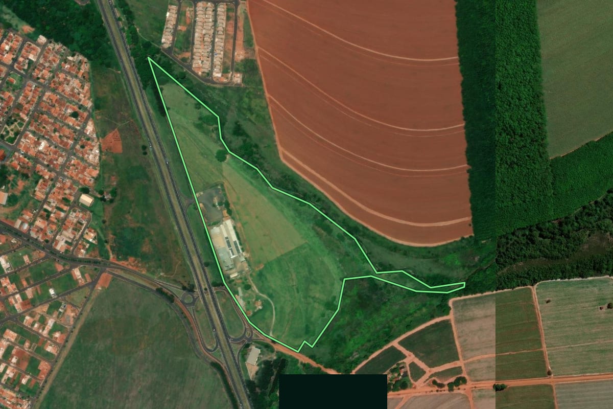Imagem de satélite do imóvel rural em Colina (SP), com o contorno declarado no CAR desenhado por cima.