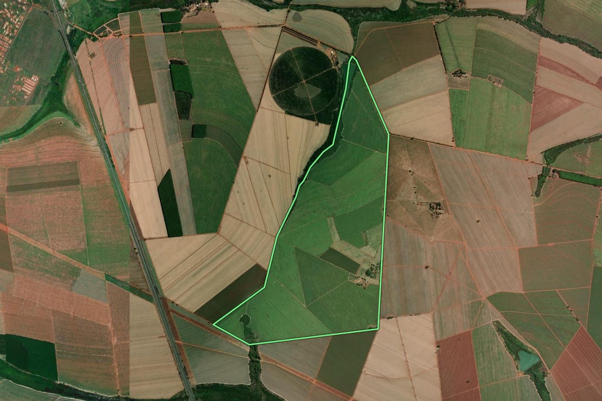 Imagem de satélite do imóvel rural em Colina (SP), com o contorno declarado no CAR desenhado por cima.