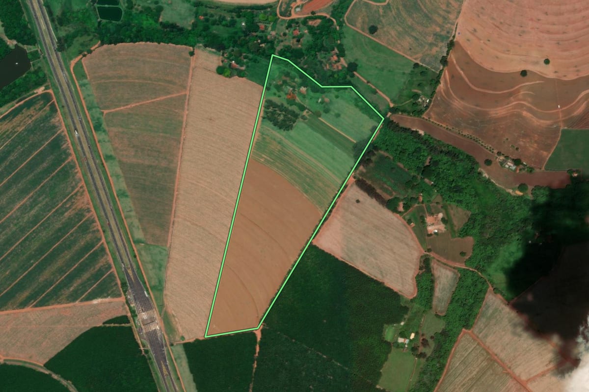 Imagem de satélite do imóvel rural em Colina (SP), com o contorno declarado no CAR desenhado por cima.