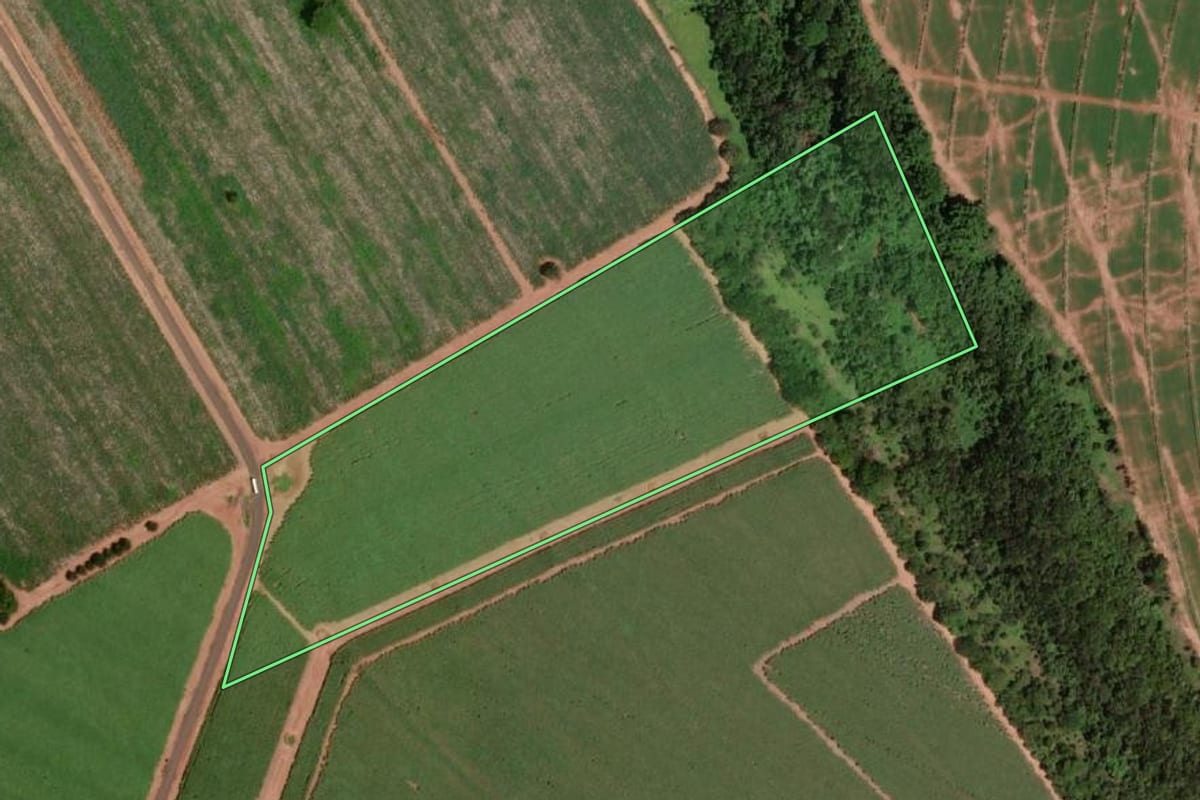 Imagem de satélite do imóvel rural em Colômbia (SP), com o contorno declarado no CAR desenhado por cima.