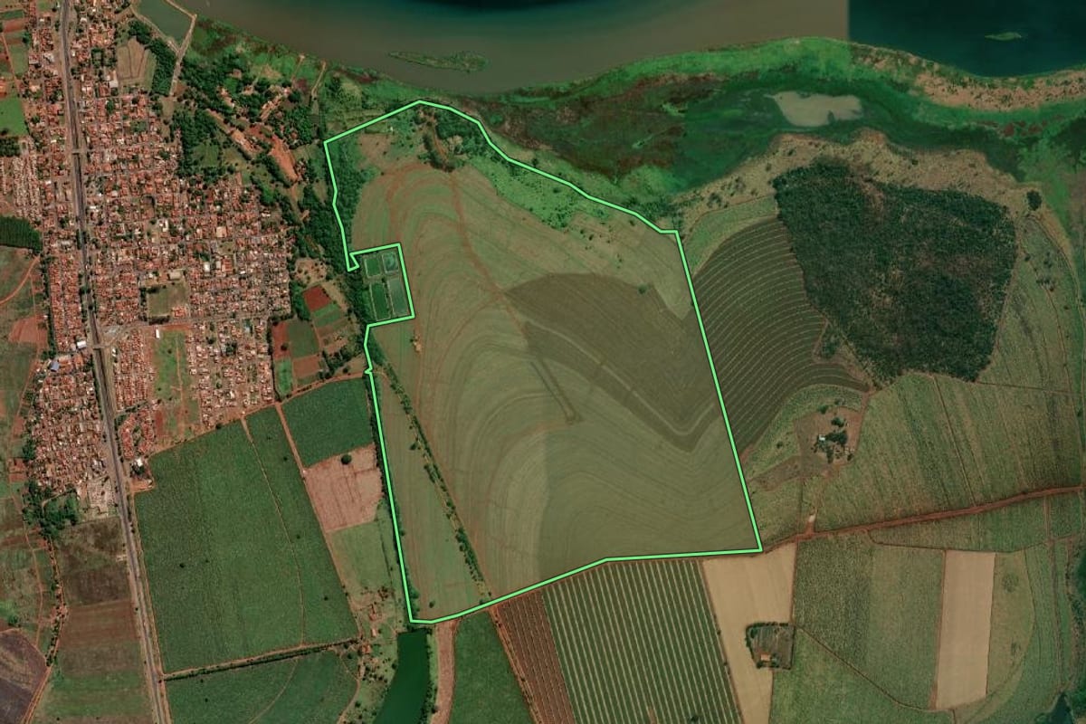 Imagem de satélite do imóvel rural em Colômbia (SP), com o contorno declarado no CAR desenhado por cima.