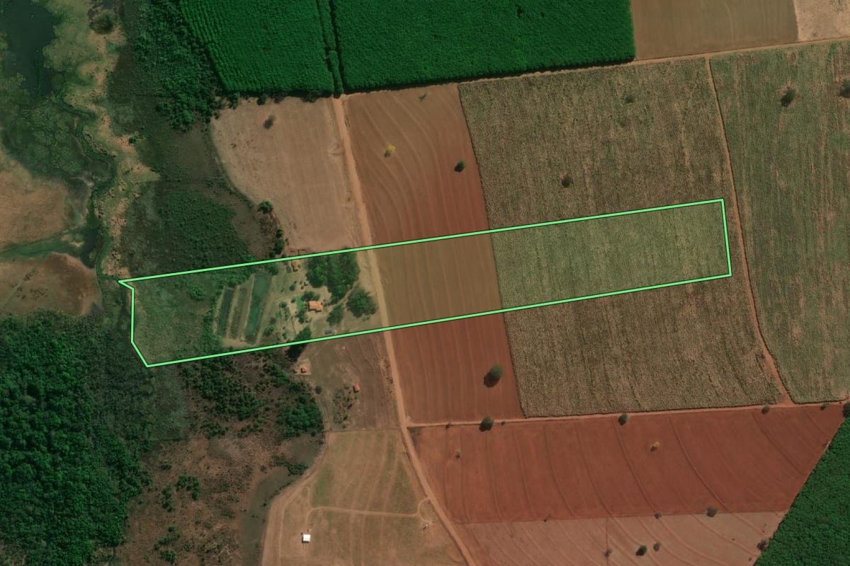 Imagem de satélite do imóvel rural em Colômbia (SP), com o contorno declarado no CAR desenhado por cima.