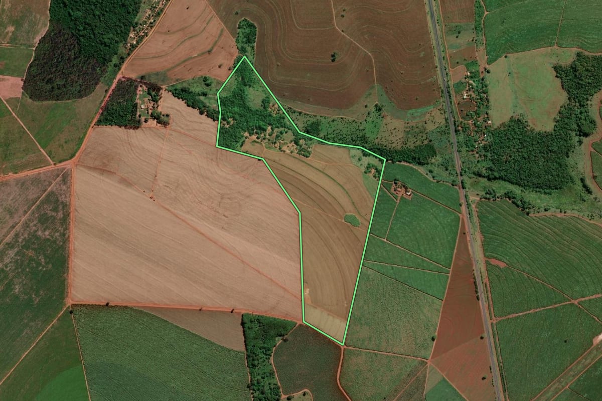 Imagem de satélite do imóvel rural em Colômbia (SP), com o contorno declarado no CAR desenhado por cima.
