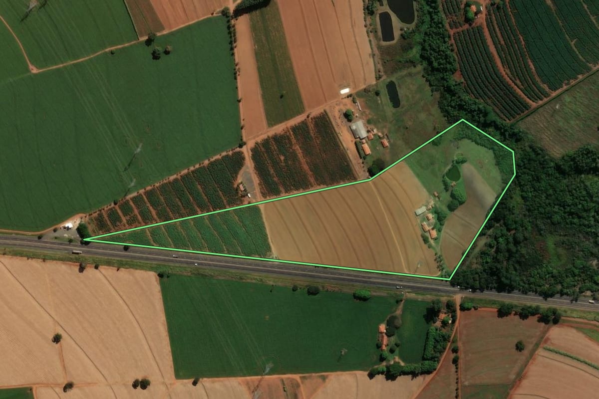 Imagem de satélite do imóvel rural em Conchal (SP), com o contorno declarado no CAR desenhado por cima.