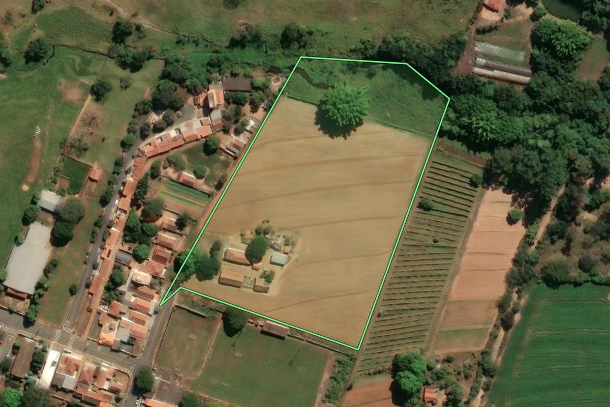 Imagem de satélite do imóvel rural em Conchal (SP), com o contorno declarado no CAR desenhado por cima.
