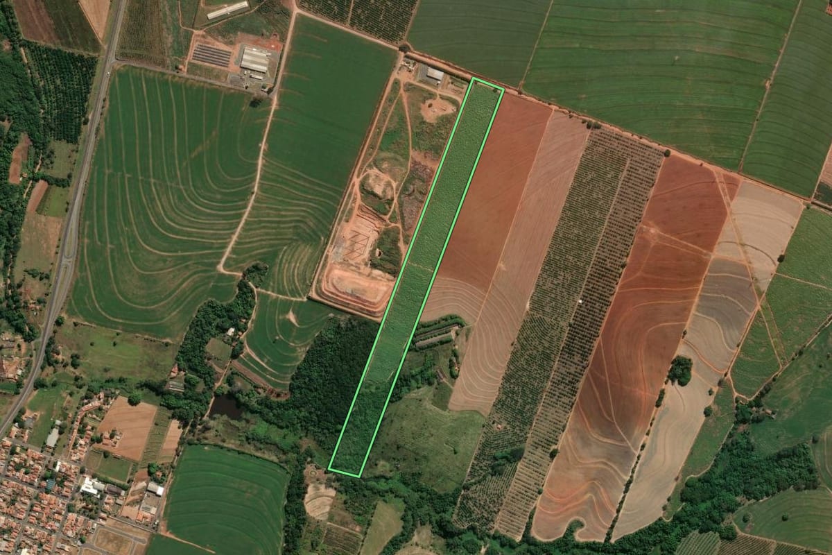 Imagem de satélite do imóvel rural em Conchal (SP), com o contorno declarado no CAR desenhado por cima.