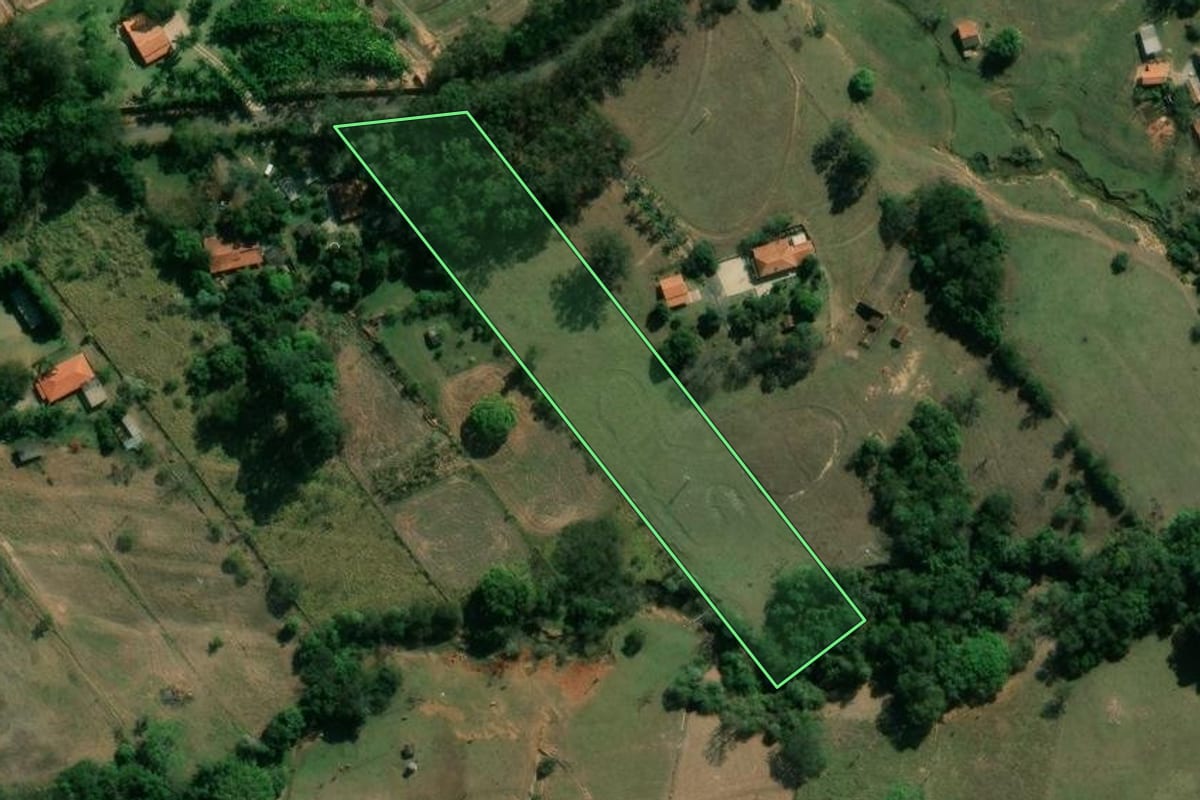 Imagem de satélite do imóvel rural em Conchal (SP), com o contorno declarado no CAR desenhado por cima.