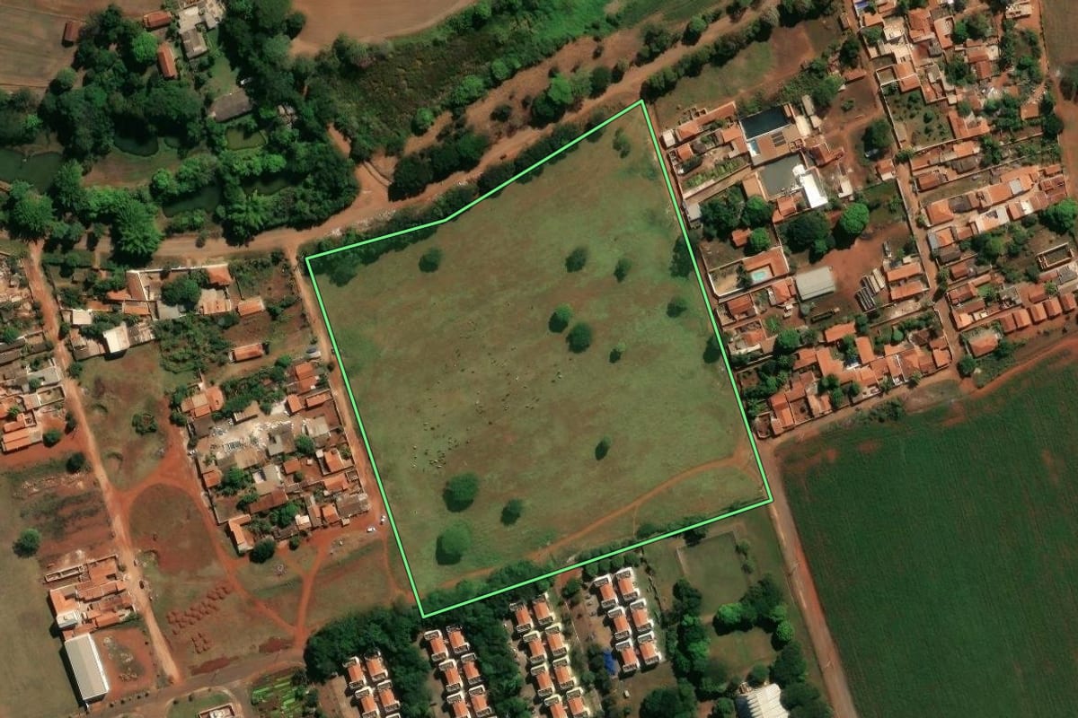 Imagem de satélite do imóvel rural em Conchal (SP), com o contorno declarado no CAR desenhado por cima.
