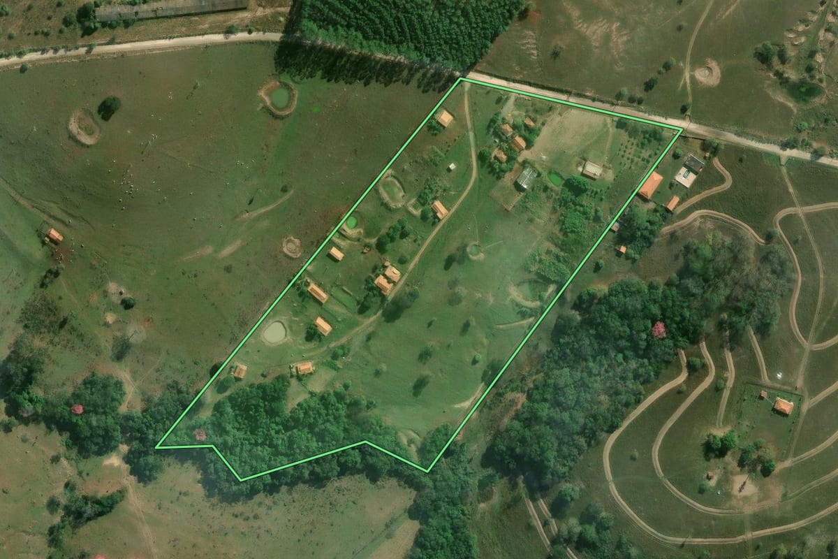 Imagem de satélite do imóvel rural em Conchas (SP), com o contorno declarado no CAR desenhado por cima.