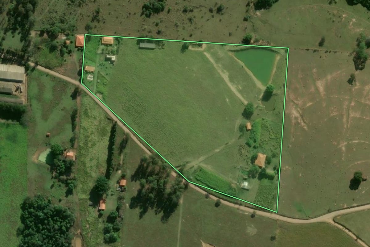 Imagem de satélite do imóvel rural em Conchas (SP), com o contorno declarado no CAR desenhado por cima.