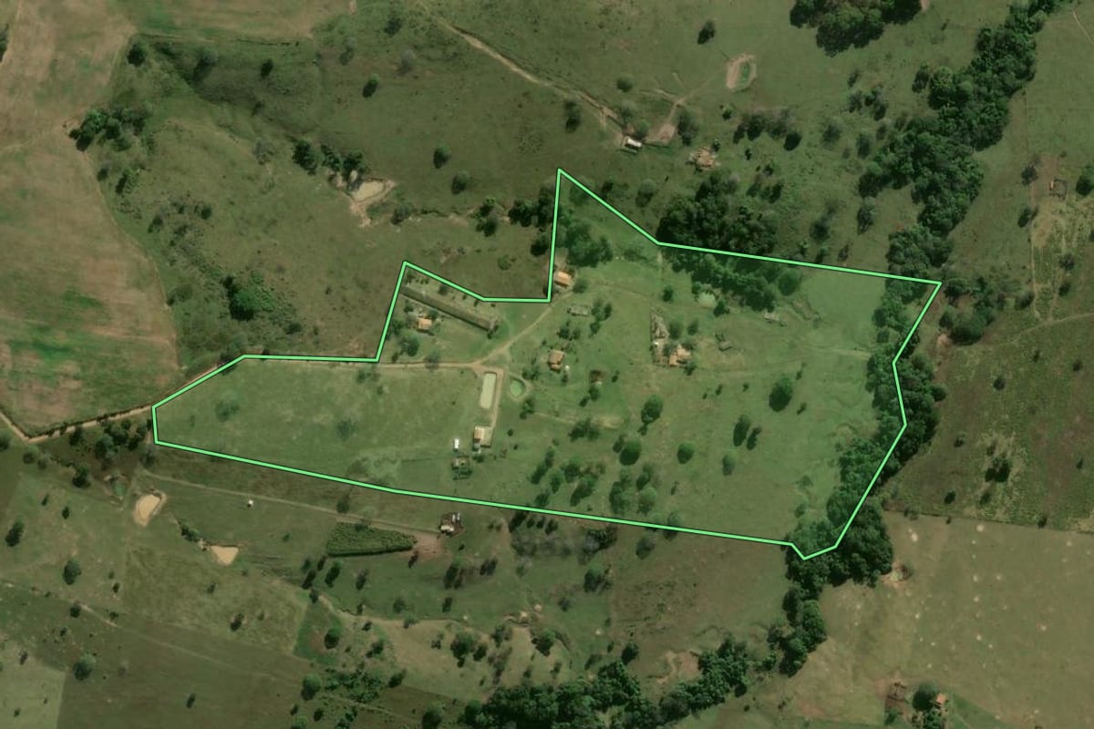 Imagem de satélite do imóvel rural em Conchas (SP), com o contorno declarado no CAR desenhado por cima.