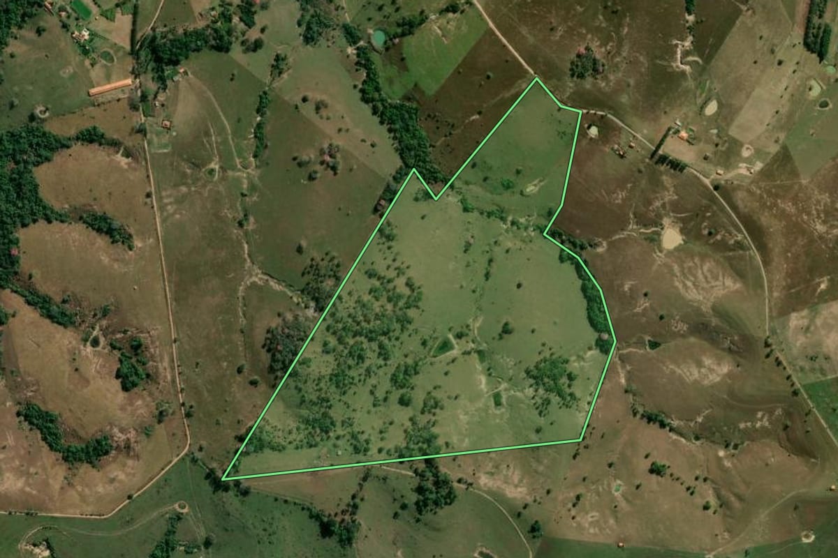 Imagem de satélite do imóvel rural em Conchas (SP), com o contorno declarado no CAR desenhado por cima.