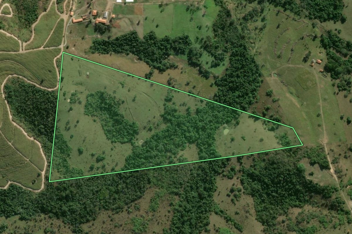 Imagem de satélite do imóvel rural em Conchas (SP), com o contorno declarado no CAR desenhado por cima.