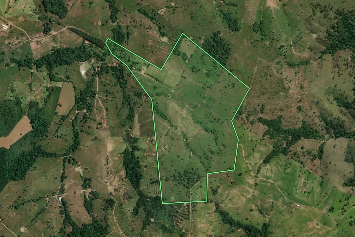 Imagem de satélite do imóvel rural em Conchas (SP), com o contorno declarado no CAR desenhado por cima.