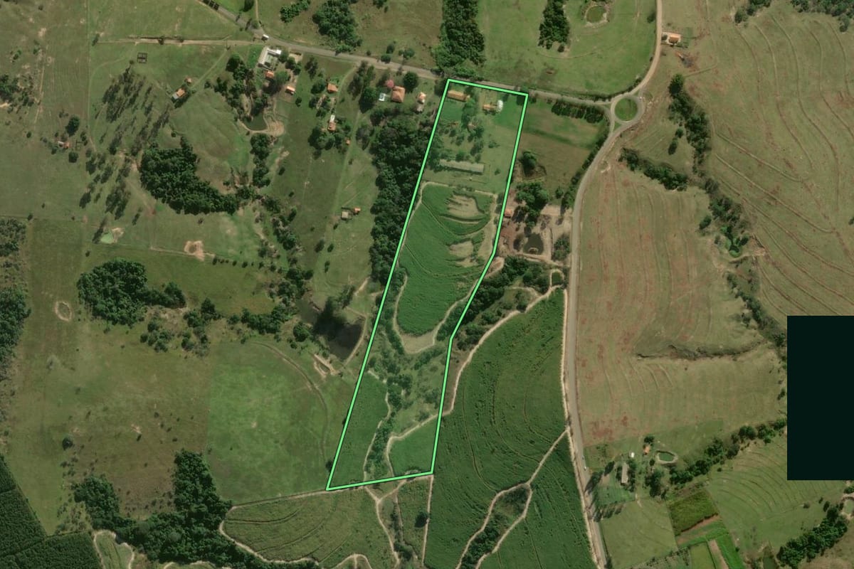 Imagem de satélite do imóvel rural em Conchas (SP), com o contorno declarado no CAR desenhado por cima.