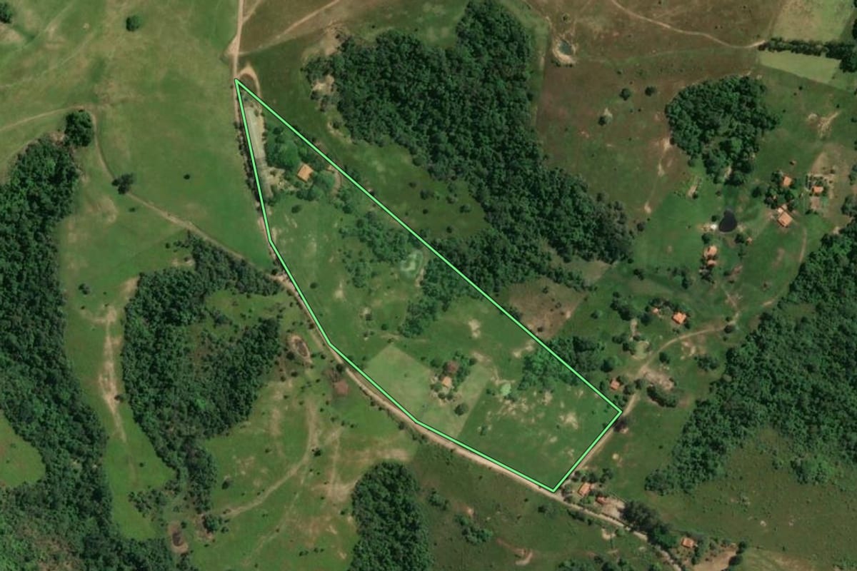 Imagem de satélite do imóvel rural em Conchas (SP), com o contorno declarado no CAR desenhado por cima.