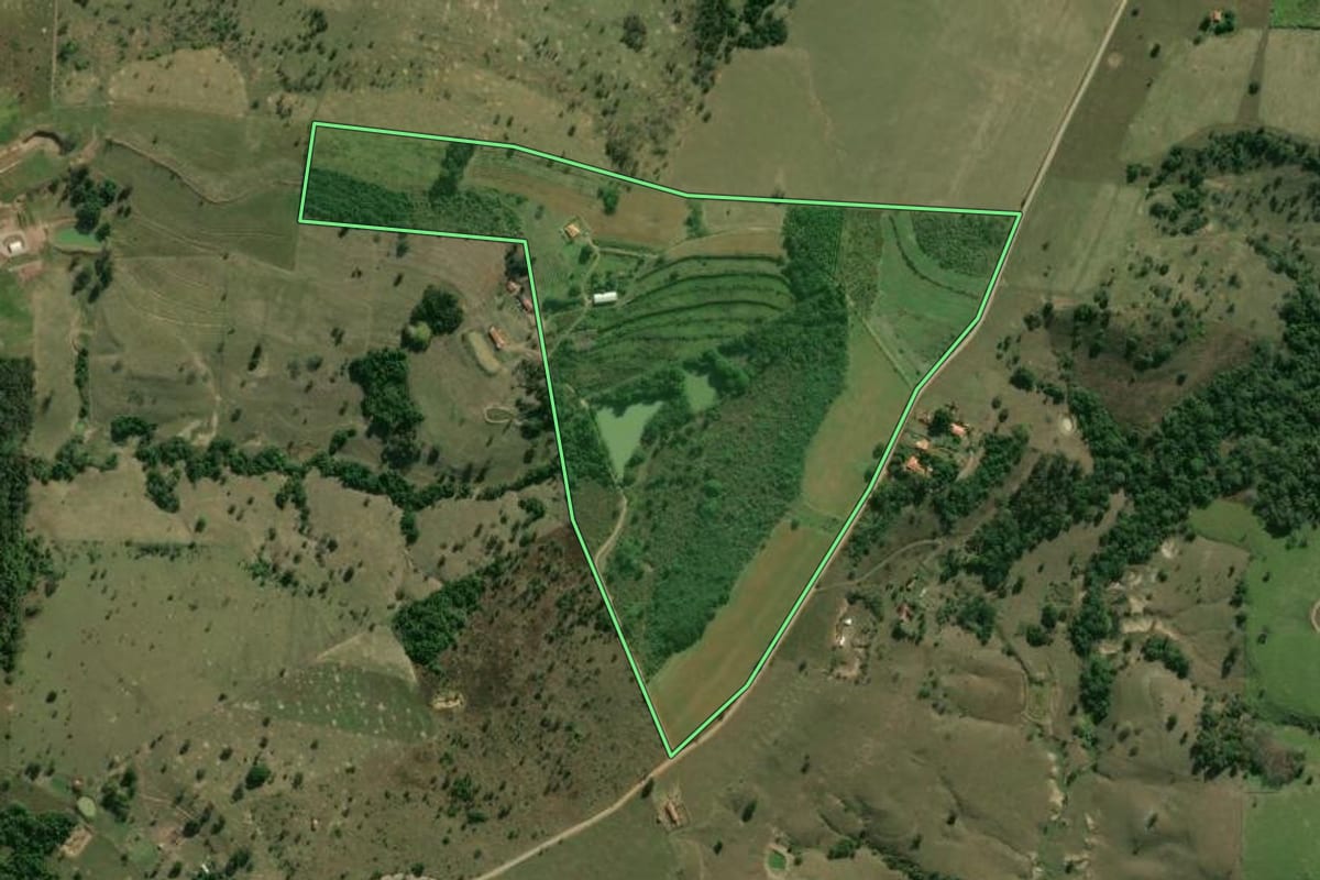 Imagem de satélite do imóvel rural em Conchas (SP), com o contorno declarado no CAR desenhado por cima.