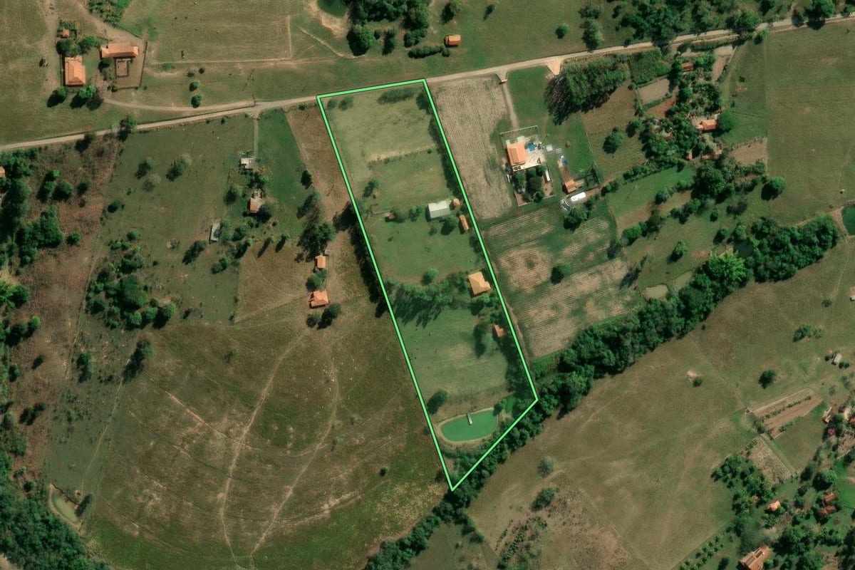 Imagem de satélite do imóvel rural em Conchas (SP), com o contorno declarado no CAR desenhado por cima.