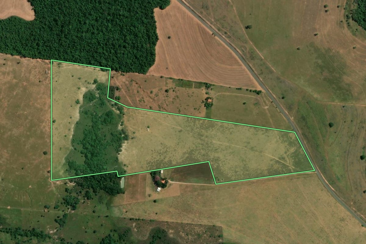 Imagem de satélite do imóvel rural em Conchas (SP), com o contorno declarado no CAR desenhado por cima.